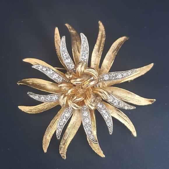 Coro Vintage Flower Brooch Satin Gold Tone with Crystal Accents‎ MCM Signed 60's - Picture 1 of 6